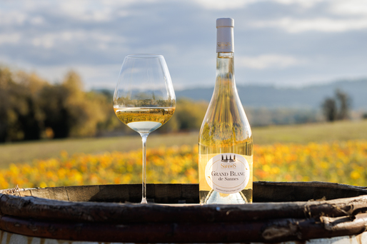 Vinul zilei: un vin alb cotat cu 90 de puncte James Suckling, cu note de flori de câmp, violete, fructe albe și condimente delicate. Se potrivește cel mai bine cu preparate sofisticate: homar cu morcovi și hrișcă prăjită, pește alb, fructe de mare sau brânzeturi moi