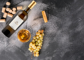 Vinul zilei: un vin alb italian premiat la Mundus Vini și Decanter, cotat cu 99 de puncte Luca Maroni. Dezvăluie note de miere, piersică și citrice, savuros alături de pește, fructe de mare, carne albă și brânzeturi