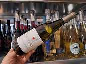 Vinul zilei: un Sauvignon Blanc de la o cramă din Italia, al cărui nume este sinonim cu excelența în domeniul vinurilor. Note olfactive de mere verzi, ardei gras și agrișe, completate pe palat de citrice, mușețel și salvie