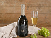 Vinul zilei: un prosecco elegant, cu note de mere Golden și pere Williams, acompaniat de o aciditate proaspătă și plăcută. Savuros alături de salate, pește sau brânzeturi fine.