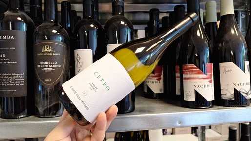 Vinul zilei: un vin alb obținut din soiul italian Passerina, cu note de mere verzi, citrice și flori albe. Un vin bine echilibrat, cu aciditate vioaie, ideal alături de preparate ușoare din bucătăria mediteraneană