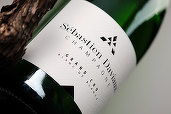Vinul zilei: un Blanc de Blancs cu note de brioșă, aluat de biscuiți, caise, măr verde, lămâie confiată și nuanțe florale. O șampanie prietenoasă, proaspătă și echilibrată