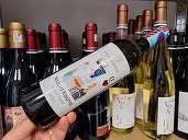 Vinul zilei: un cupaj alb din 5 soiuri grecești și internaționale, cu note de flori de iasomie, fructe galbene, citrice, petale de trandafir și tonuri minerale. Un bun prilej de stat la povești într-o seară de vară