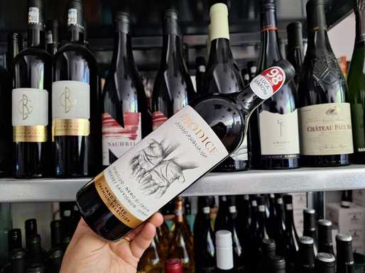 Vinul zilei: un cupaj cu arome de fructe negre coapte, ciocolată neagră, mirodenii dulci și nuanțe florale. Potrivit alături de friptură de vită, paste, brânzeturi maturate și preparate tradiționale din Puglia