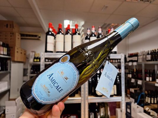 Vinul zilei: un cupaj alb elegant, cu note de ananas, mango, piersică, flori de salcâm și tente de vanilie. Savuros alături de pește alb la grătar, pui în sosuri ușoare, paste cu zucchini și lămâie sau brânzeturi proaspete