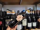 Vinul zilei: un Primitivo intens și catifelat, cu note de prune afumate, cafea și ciocolată, ideal alături de vânat sau brânzeturi maturate. Cotat cu 96 puncte Luca Maroni