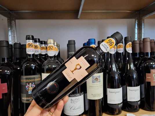 Vinul zilei: un Primitivo intens și catifelat, cu note de prune afumate, cafea și ciocolată, ideal alături de vânat sau brânzeturi maturate. Cotat cu 96 puncte Luca Maroni