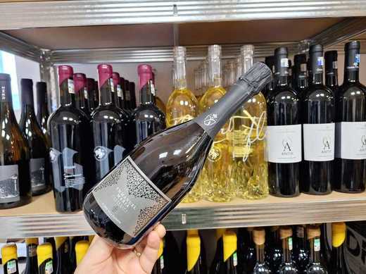 Vinul zilei: un spumant vibrant din Marche, cu note de piersici albe, citrice și flori, ideal pentru seri relaxante și conversații “pe muzică italiană”