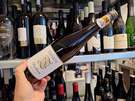 Vinul zilei: un Riesling remarcabil, cotat cu 94 de puncte James Suckling și 93 de puncte Vinous, cu arome de caise coapte, piersici galbene și fine accente minerale. Ideal alături de antreuri ușoare sau salate rafinate