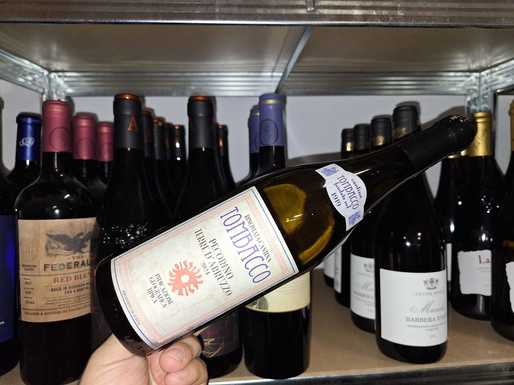 Vinul zilei: un Pecorino armonios și discret, cu note fructate și accente de condimente. Un vin cu un șarm estival autentic, ideal alături de pește, carne albă sau preparate ușoare la grătar