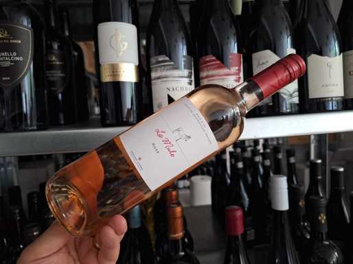 Vinul zilei: un rosé obținut din Syrah, cu note de căpșune, pepene roșu, tente florale și nuanțe de grapefruit roz pe final. Savuros alături de paste cu fructe de mare, legume la grătar sau salate