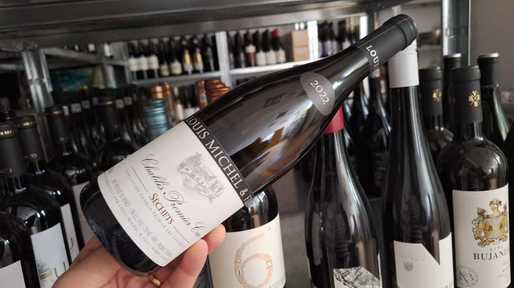 Vinul zilei: un Chablis cu arome de flori albe, coajă de lămâie și ceară de albine, împletite armonios cu note de cochilie de stridie. Final lung, intens și aromatic. Cotat cu 93 de puncte Robert Parker