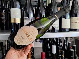 Vinul zilei: o cava bio, elegantă și proaspătă, cu perlaj fin, persistent și note de măr verde, citrice, note erbacee și tonuri de pâine prăjită. Savuros alături de tapas, carne albă sau brânzeturi