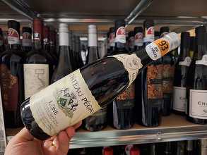 Vinul zilei: un cupaj alb din regiunea Châteauneuf-du-Pape, un vin cotat cu 92 de puncte James Suckling, care dezvăluie note citrice, de flori și fructe albe. Savuros alături de aperitive sau fructe de mare