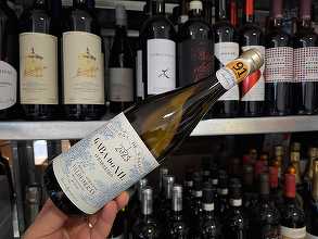 Vinul zilei: un vin alb obținut din struguri Godello, din regiunea Galicia, cu note de pere, flori albe și nuanțe minerale subtile. De asociat cu pește, fructe de mare, brânzeturi moi sau salate ușoare