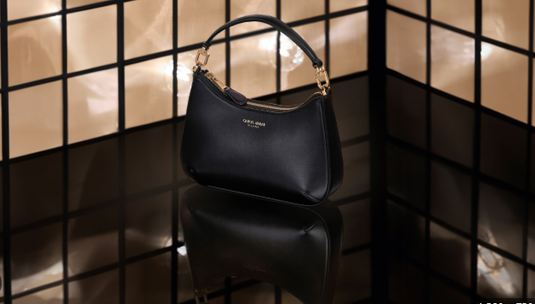 Giorgio Armani, amendă de 3,5 milioane de euro din cauza felului în care au trata lucrătorii subcontractorii diviziei de genți și accesorii de piele externalizate