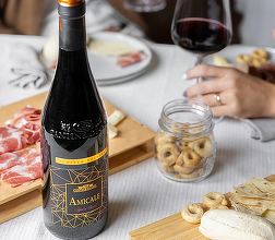 Vinul zilei: un roșu obținut din struguri Corvina Veronese, un vin cu note de fructe roșii, vanilie, ciocolată și condimente. Savuros alături de gnocchi cu sos de carne sau preparate din carne de vânat