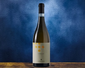 Vinul zilei: un vin alb sicilian, cu toate aromele insulei concentrate într-un pahar. Arome de citrice, kaki, pere, ierburi aromate. Savuros alături de pește, legume la grătar sau paste cu fructe de mare