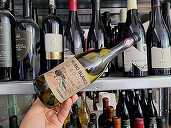 Vinul zilei: un Chardonnay din Chile, cultivat organic, cu buchet intens de fructe tropicale, pâine prăjită și unt, cărora li se adaugă pe palat aromele de vanilie. S asociază excelent cu friptură de pasăre, tocane picante și brânzeturi maturate
