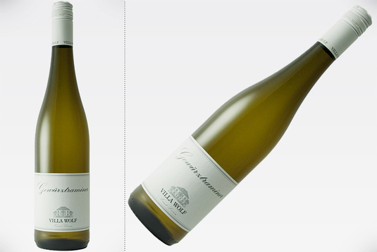 Vinul zilei: un Gewurztraminer din „Toscana Germaniei”, bine echilibrat, cu arome de busuioc, coajă de portocală și peltea de gutui. Savuros alături de sarmale bine condimentate, urmate de plăcintă cu brânză de vaci și stafide