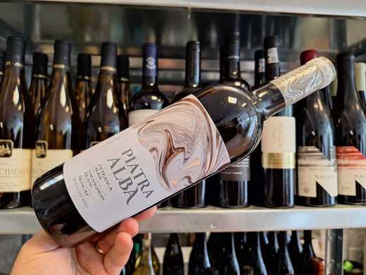 Vinul zilei: un cupaj alb din Republica Moldova, cu note de măr, citrice și fân, completate de tente florale. Medaliat cu Aur la Vinarium, Argint la Concours Mondial Bruxelles și Best of Show la Selections Mondiales des Vins