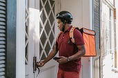 Numărul persoanelor care aleg să gătească sau să comande mâncare acasă a crescut. Schimbarea afectează restaurantele, însă aduce câștiguri pentru supermarketuri și platformele de livrare