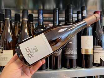 Vinul zilei: un Chardonnay rafinat cu arome de fructe albe, flori de acacia și accente minerale. Gust proaspăt, cu piersică albă, migdală fină și un ton discret sărat. Ideal alături de pește, fructe de mare, risotto sau brânzeturi proaspete