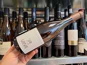 Vinul zilei: un Chardonnay rafinat cu arome de fructe albe, flori de acacia și accente minerale. Gust proaspăt, cu piersică albă, migdală fină și un ton discret sărat. Ideal alături de pește, fructe de mare, risotto sau brânzeturi proaspete