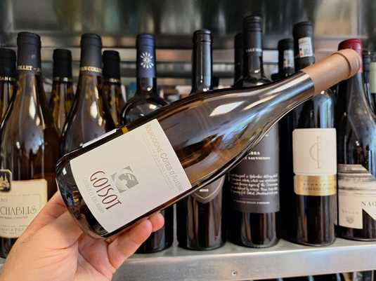 Vinul zilei: un Chardonnay surprinzător dintr-o apelațiune mai puțin cunoscută a Burgundiei. Echilibrat și elegant, cu note de mere coapte și coajă de lămâie