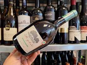 Vinul zilei: un Sauvignon Blanc proaspăt și plin de viață, cu note de măr verde, iasomie și citrice, având o aciditate echilibrată care îl face potrivit alături de pește, pui sau fructe de mare