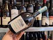 Vinul zilei: un Sauvignon Blanc proaspăt și plin de viață, cu note de măr verde, iasomie și citrice, având o aciditate echilibrată care îl face potrivit alături de pește, pui sau fructe de mare