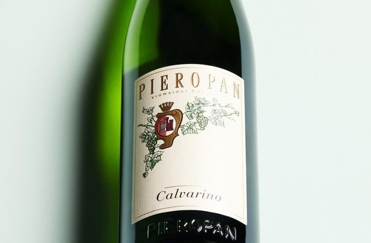 Vinul zilei: un Soave clasic, cotat cu 94 de puncte Robert Parker. Arome de flori de soc, migdale, pere, piersici, lămâie și o mineralitate sărată. Savuros alături de pește, fructe de mare sau preparate ușoare