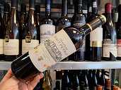 Vinul zilei: un cupaj roșu originar din Bordeaux, obtinut din Merlot, Cabernet Franc și Cabernet Sauvignon. Arome de coacăze și cireșe negre, prune afumate, cacao și condimente dulci