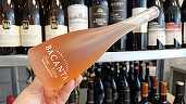 Vinul zilei: o Busuioacă de Bohotin cu arome elegante de trandafiri, fructe roșii și tente vegetale. Un rosé sec, modern și rafinat, savuros alături de preparate mediteraneene, sushi sau deserturi cu fructe roșii
