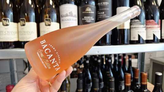 Vinul zilei: o Busuioacă de Bohotin cu note de trandafiri sălbatici, zmeură, accente florale și condimente subtile. Un rosé elegant, proaspăt, ideal pentru zilele calde și mesele ușoare