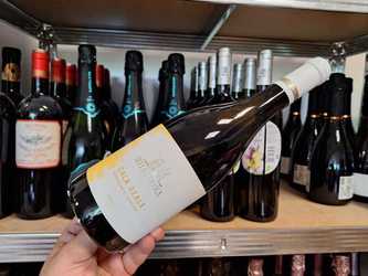 Vinul zilei: un Vermentino uimitor, un vin cu note de ardei verde, citrice coapte și fructe tropicale. În plan secundar, arome de ierburi aromatice, flori și citrice. Savuros alături de aperitive, fructe de mare sau paste cu sosuri ușoare