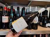 Vinul zilei: un Vermentino uimitor, un vin cu note de ardei verde, citrice coapte și fructe tropicale. În plan secundar, arome de ierburi aromatice, flori și citrice. Savuros alături de aperitive, fructe de mare sau paste cu sosuri ușoare