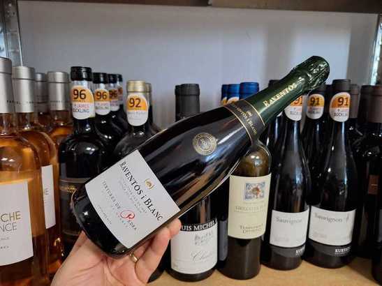 Vinul zilei: un spumant Blanc de Noirs, cu note pietroase-saline și un final fructat, mineral, cotat cu 94 de puncte Robert Parker