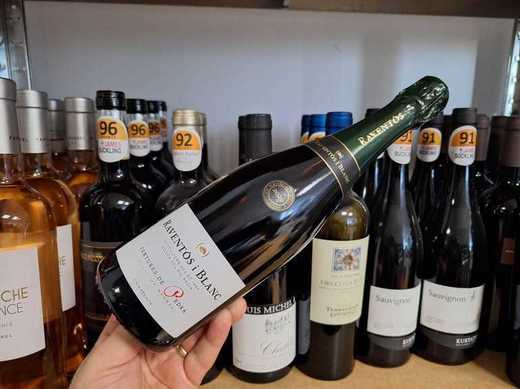 Vinul zilei: un spumant Blanc de Noirs, cu note pietroase-saline și un final fructat, mineral, cotat cu 94 de puncte Robert Parker