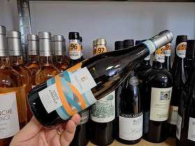 Vinul zilei: un Grillo de la o cramă cu tradiție din Sicilia, care îmbină fericit componenta fructată, aciditatea relaxată, mineralitatea interesantă și unele tonuri tonice. Savuros alături de pește, fructe de mare sau plăcinte cu legume
