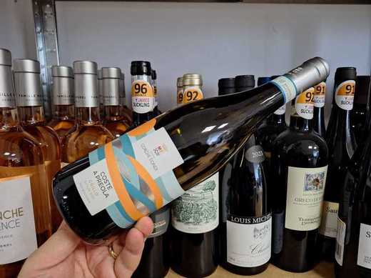 Vinul zilei: un Grillo de la o cramă cu tradiție din Sicilia, care îmbină fericit componenta fructată, aciditatea relaxată, mineralitatea interesantă și unele tonuri tonice. Savuros alături de pește, fructe de mare sau plăcinte cu legume