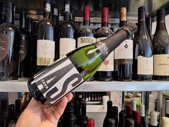 Vinul zilei: un vin „școală” despre cum ar trebui să arate o cava. Arome de pere și pâine proaspătă, mere galbene, migdale și citrice, cu perlaj fin și echilibru armonios