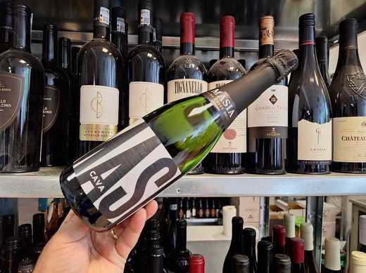 Vinul zilei: un vin „școală” despre cum ar trebui să arate o cava. Arome de pere și pâine proaspătă, mere galbene, migdale și citrice, cu perlaj fin și echilibru armonios