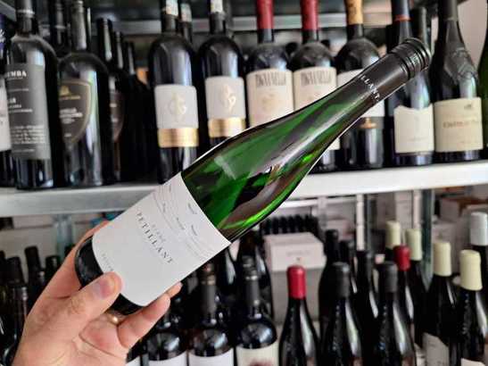 Vinul zilei: un cupaj alb din Catalonia, obtinut din Muscat de Frontignan, Macabeo și Xarello. Fructat și floral, cu perlare fină și prospețime vibrantă, ideal alături de pește, salate sau brânzeturi moi