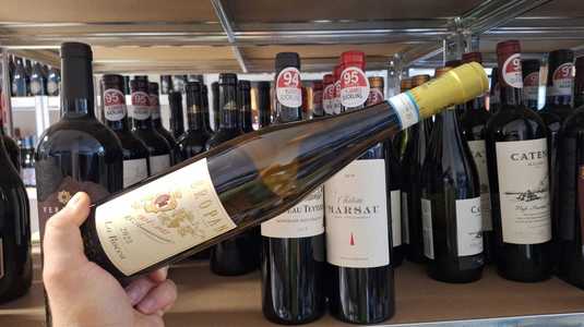 Vinul zilei: un vin alb sofisticat, cu note de pâine prăjită, citrice și gutuie. Aciditate vibrantă, final lung și mătăsos, cu accente de ciocolată albă. Un vin remarcabil, cotat cu 98 de puncte James Suckling și 94 de puncte Robert Parker