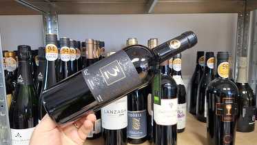 Vinul zilei: un cupaj roșu din Sangiovese și Negroamaro, vinificat prin metoda Appassimento. Intens și catifelat, cu note de fructe coapte și accente de stejar, ideal alături de carne roșie. Cotat cu 98 puncte Luca Maroni.