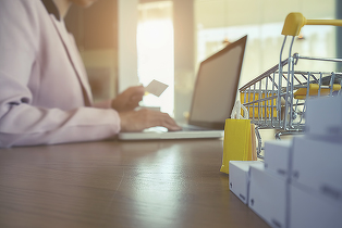 Amazon a lansat o nouă funcție care oferă rezumate audio generate de inteligența artificială despre produse