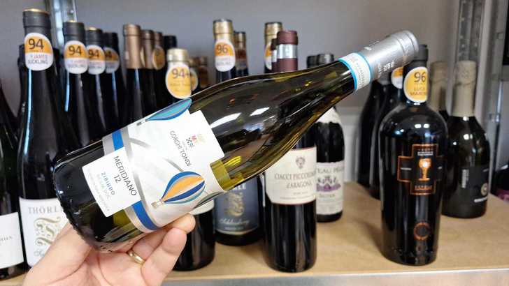 Vinul zilei: un alb sicilian sec, 100% Zibibbo ecologic. Aromatic și echilibrat, dezvăluie note de caise, flori de portocal și migdale, perfect alături de pește și antreuri fine. Un vin care concentrează soarele și briza Siciliei într-un pahar