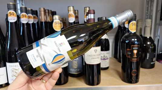 Vinul zilei: un vin alb solar și prietenos, cu arome de lămâie, bergamotă, piersici albe și iasomie. De savurat alături de pește și aperitive rafinate. Un Zibibbo autentic, care se potrivește perfect cu momente de relaxare
