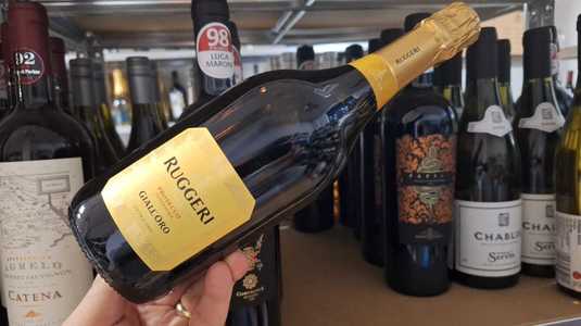 Vinul zilei: un Prosecco cu note delicate de mere verzi, flori de salcâm și citrice, care îți dă senzația că în fiecare zi este vară. Cotat cu 91 puncte James Suckling